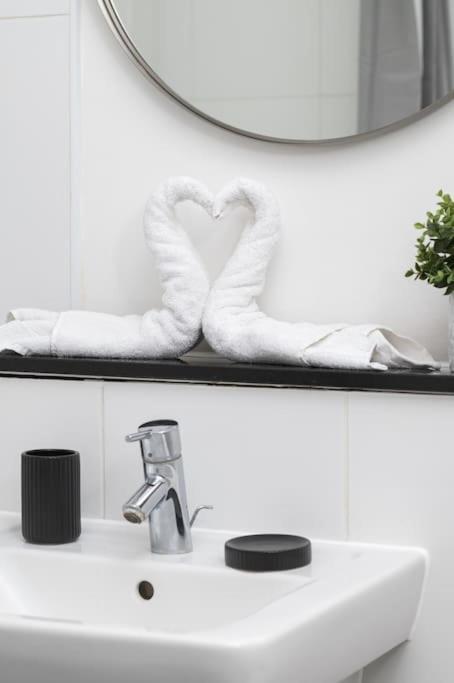Central Mk 1 Bed Apartment With Parking Milton Keynes Eksteriør bilde