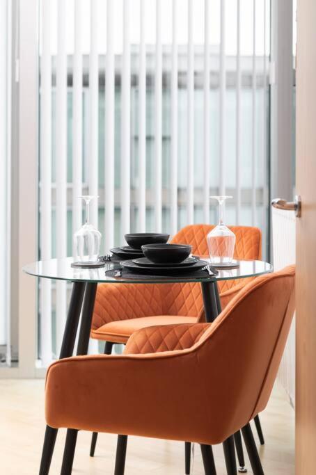 Central Mk 1 Bed Apartment With Parking Milton Keynes Eksteriør bilde