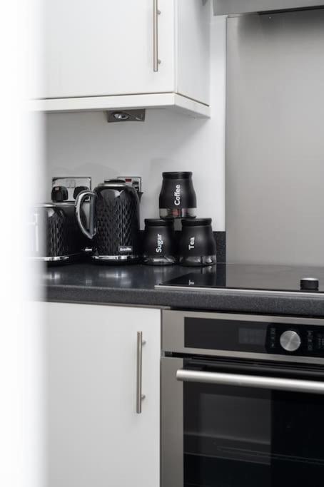 Central Mk 1 Bed Apartment With Parking Milton Keynes Eksteriør bilde