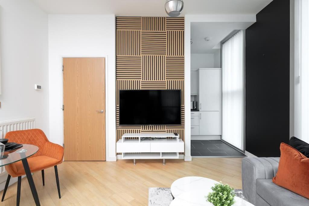 Central Mk 1 Bed Apartment With Parking Milton Keynes Eksteriør bilde