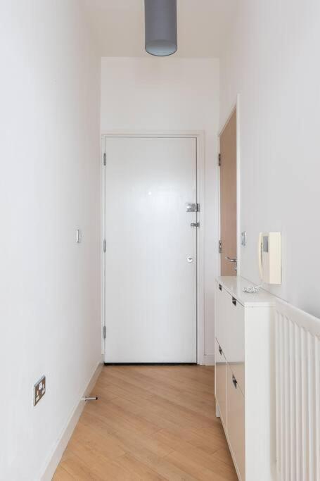 Central Mk 1 Bed Apartment With Parking Milton Keynes Eksteriør bilde