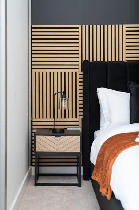 Central Mk 1 Bed Apartment With Parking Milton Keynes Eksteriør bilde