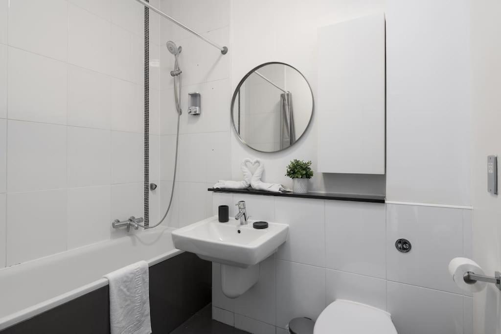 Central Mk 1 Bed Apartment With Parking Milton Keynes Eksteriør bilde