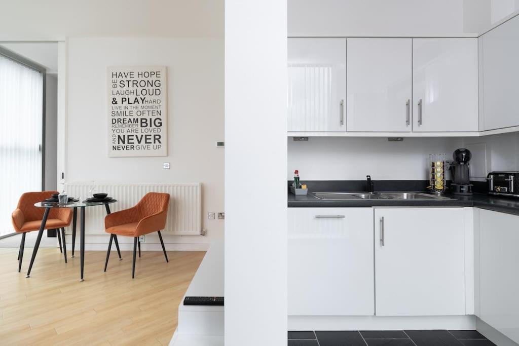 Central Mk 1 Bed Apartment With Parking Milton Keynes Eksteriør bilde